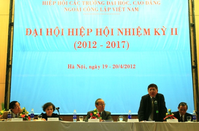 Đại hội tiến hành bầu ban Chủ tọa gồm: Từ trái qua, ông Phan Quang Trung, bà Hoàng Xuân Sính, ông Trần Hồng Quân, ông Trần Xuân Nhĩ và ông Lê Công Cơ.